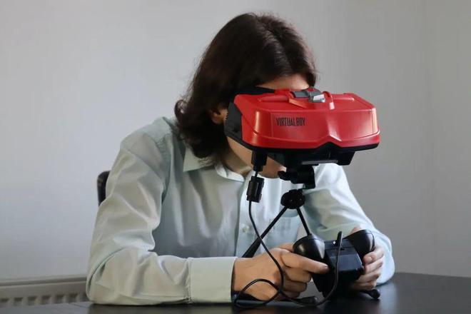 游戏机！90年代就能玩网游和VRPP模拟器免费试玩超越时代的电子(图2)